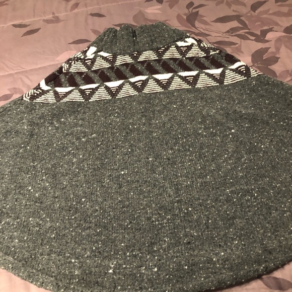 Joie poncho wool gray burgundy white. Worn twice. M/L fits 8-12. - Picture 3 of 7